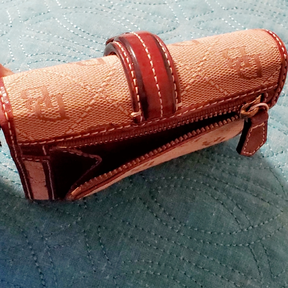 Dooney & Bourke - Picture 3 of 6